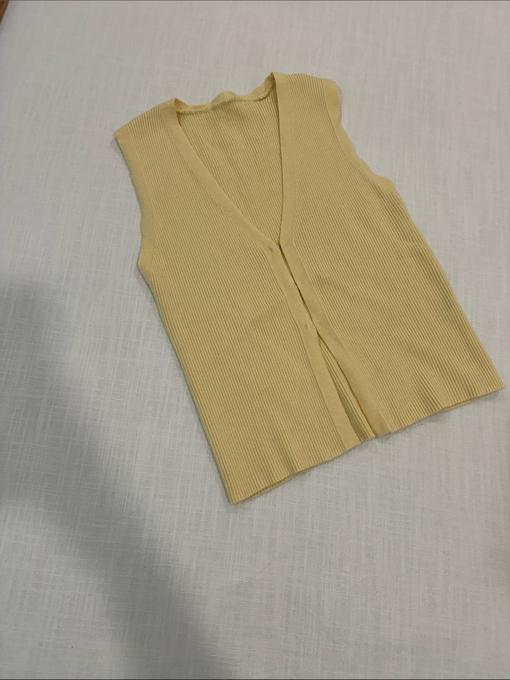 Sleeveless Ribbed V-Neck Button-Front Knit Top - Pale Yellow